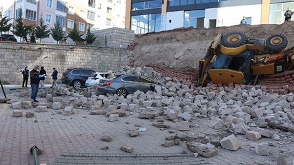 İstinat duvarı çöktü, iş makinesi aşağı düştü