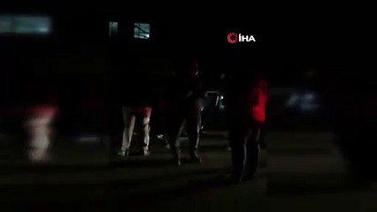 4 aylık bebeklerini arabaya kilitleyip alışverişe gittiler; itfaiye tarafından kurtarılarak hastaneye kaldırıldı