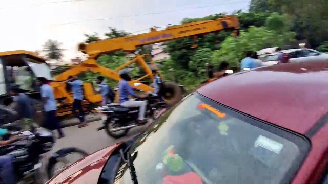 'இவ்வளவு கூட்டம் ஏறினா வண்டி ஓட்ட முடியாது'.அரசு பேருந்தை நடுரோட்டில் நிறுத்தி இறங்கி சென்ற டிரைவர்