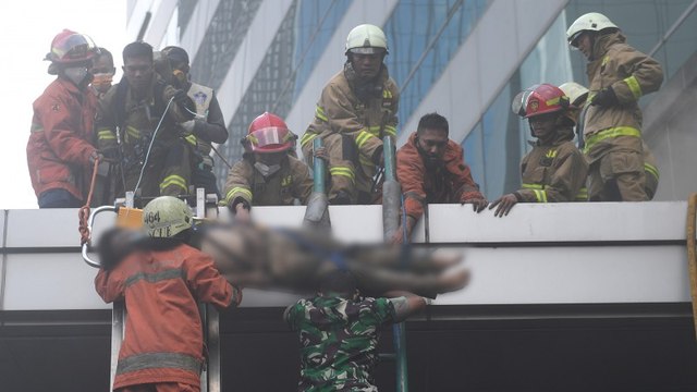 Detik-detik Penyelamatan Korban Kebakaran Gedung Cyber