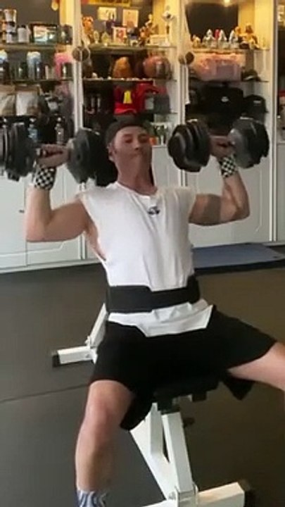 —Gear from @bodyengineers —Happy Wednesday Fam ! —Salut la famille, j’espère que vous allez toujours bien? Voici mon entraînement Épaules de ce mercredi soir. —SAVE This Dumbbell Routine1. Seated Dumbbell Shoulder Press - 4✖️15reps.2. Dumbbel