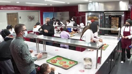 Son dakika haber! Dezavantajlı çocuklar üniversite mutfağında kurabiye ve pizza pişirdi