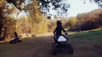 Tesla Cyberquad pour enfants pour1 900 $