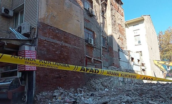 Yıkım tehlikesi bulunan bina tahliye edildi