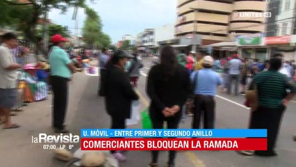 Ambulantes bloquean en la antigua La Ramada; piden que los dejen vender sus productos