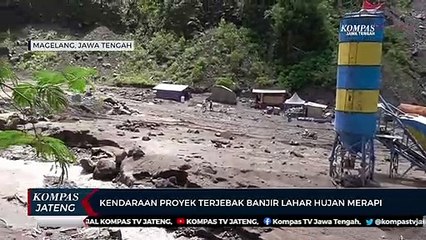 Kendaraan Proyek Terjebak Banjir Lahar Hujan Merapi