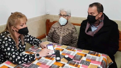 La cuidadora silver Ana explica al presidente de la Diputación, Francisco Requejo, el funcionamiento de los chips de seguimiento