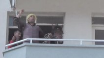 Atıyla daireye çıkıp balkondan insanları selamladı! Şaşkına çeviren anlar kamerada