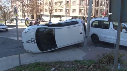 Otomobiller çarpıştı, araç yan yattı: 2 yaralı