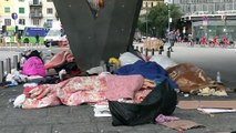 Napoli, i disperati di piazza Garibaldi: decine di persone accampate alla stazione