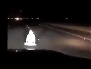 امرأة تجلس وسط طريق سريع في السعودية في مشهد مخيف وغريب