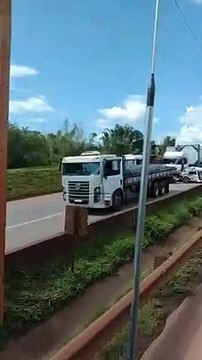 Caminhão perde controle na BR-381 e causa congestionamento entre os quilômetros 498 e 510