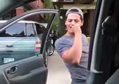 Vidéo drôle d'un homme qui danse à côté de sa voiture en marche