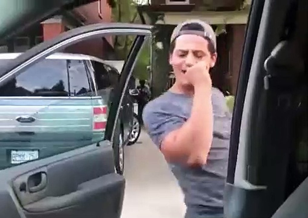 Vidéo drôle d'un homme qui danse à côté de sa voiture en marche