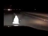 امرأة تجلس وسط طريق سريع في السعودية تثير الرعب