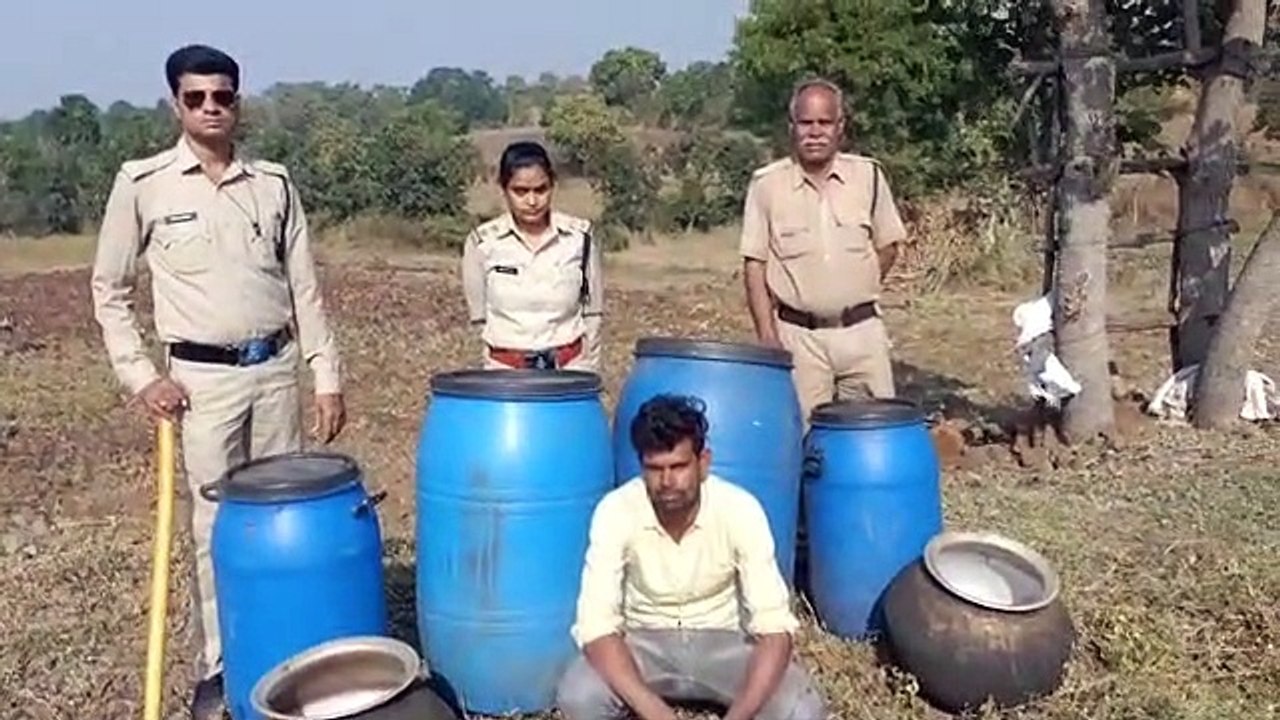 नदी किनारे संचालित थे अवैध शराब के कारखाने, बड़ी मात्रा में शराब जब्त