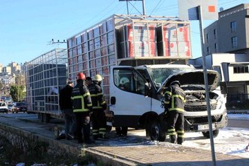 Seyir halindeki kamyonetin motor kısmı yandı
