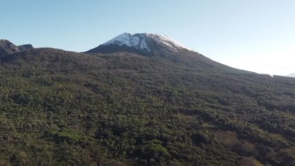 Napoli, il  Vesuvio innevato visto dal drone