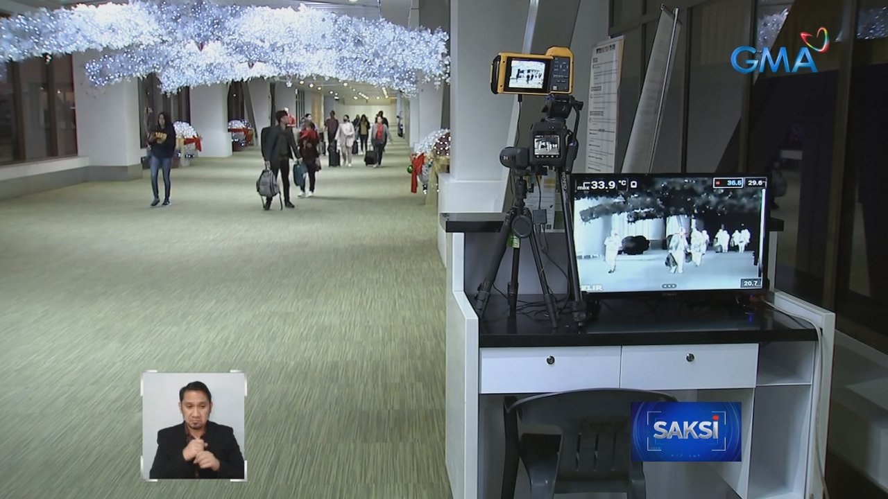 Pag-uwi sana ng ilang Pinoy abroad, napurnada ng banta ng Omicron variant | Saksi