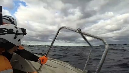 Polícia marítima japonesa salva homem à deriva