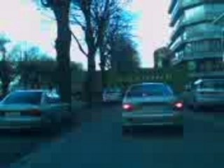 un camion qui traverse le boulevard comme un piéton