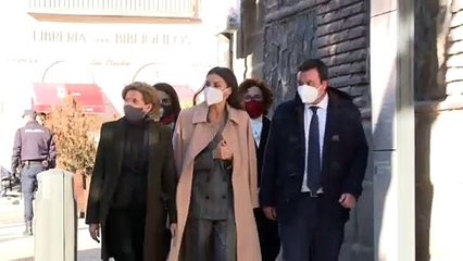 La Reina Letizia deja atrás su imagen más 'royal' con un look XL