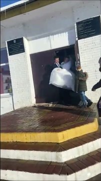 Ce couple de jeunes mariés détestera les escaliers pour un bon moment