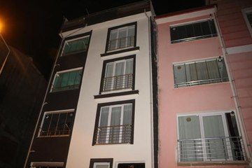 İNŞAAT TEMELİ KAZILIRKEN HASAR GÖREN İKİ BİNADAKİ 48 KİŞİ TAHLİYE EDİLDİ