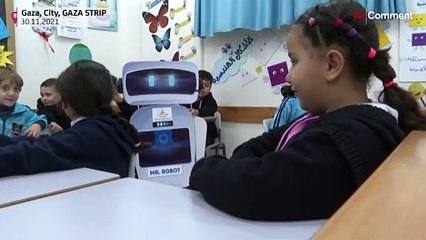 Un robot de fabricación palestina interactúa con los alumnos de una escuela de Gaza