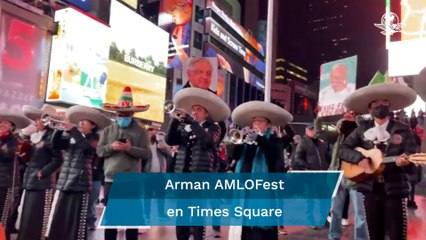 Mexicanos arman su AMLOFest en el Times Square con “La Chona” y “Payaso del Rodeo”