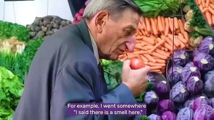 شاهد: صاحب أطول أنف في العالم ينفخ بها البلالين