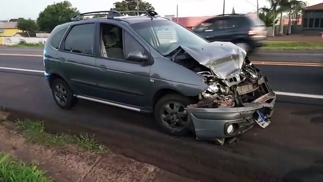Colisão entre dois carros e uma moto na BR-277 em Cascavel deixa homem ferido