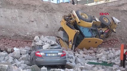 İSTİNAT DUVARI ÇÖKTÜ; 4 OTOMOBİL HURDAYA DÖNDÜ