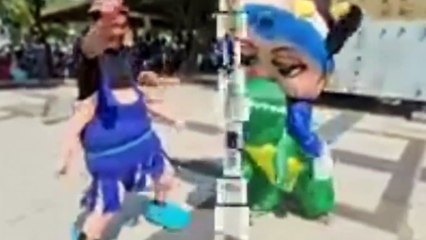 Badut Cantik, Imut, Dan Lucu Naik Dinausaurus