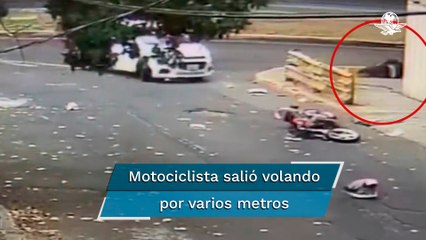 Automovilista huye luego de chocar con motociclista