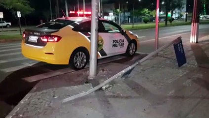 Corsa fica com a parte frontal completamente destruída após colisão contra anteparo na Av. Brasil