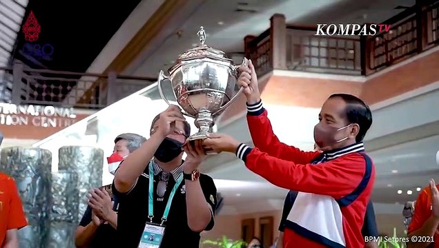Keseruan Presiden Jokowi Main Bulu Tangkis Bareng Jonatan Christie dan Hendra Setiawan