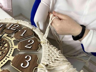 Engelleri aşan Ayşe Çalışkan, tek koluyla makrome yapıyor