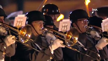 Başbakanlığı devredecek olan Merkel'e Alman ordusundan veda töreni