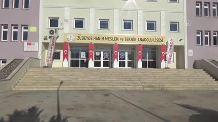 Fedakar anne engelli kızının meslek sahibi olması için çaba harcıyor
