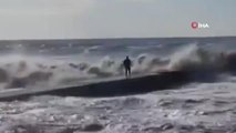 Soçi sahilleri dev dalgalara teslimSoçi sakinleri dalgalara aldırış etmeden iskelede yürüdü