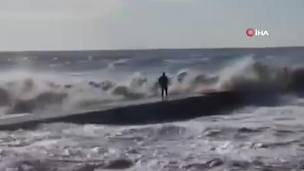 Soçi sahilleri dev dalgalara teslimSoçi sakinleri dalgalara aldırış etmeden iskelede yürüdü