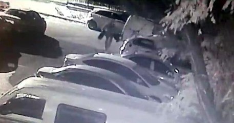 Otomobillerin lastiklerini çalan hırsız kamerada