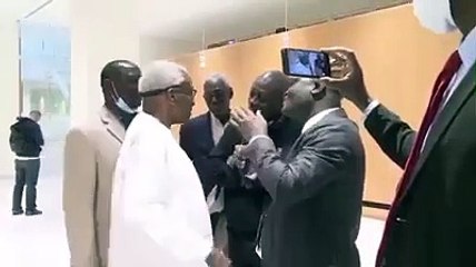 Souvenir : Lamine Ndiack en toute complicité avec les journalistes sénégalais lors de son procès à Paris