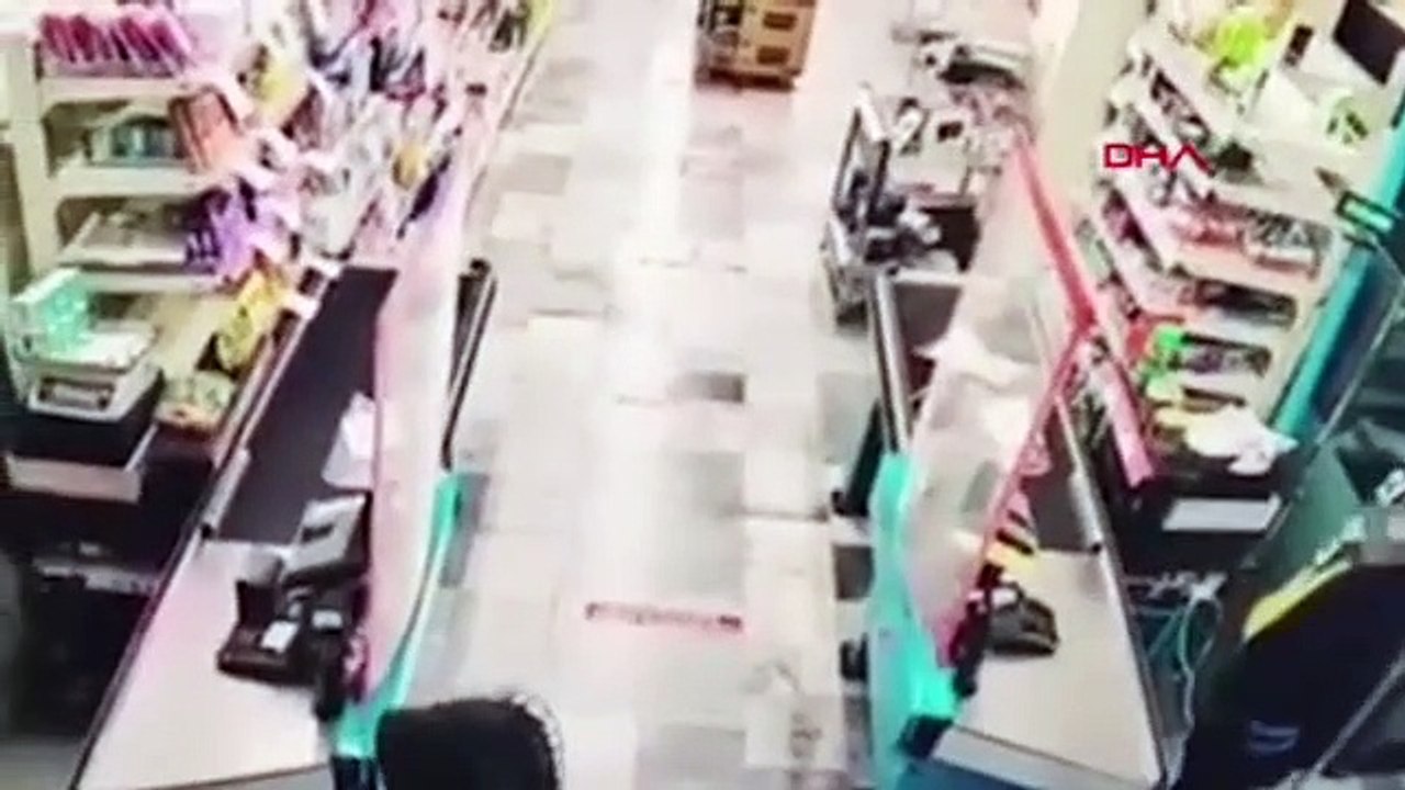 Markette dehşet kamerada!