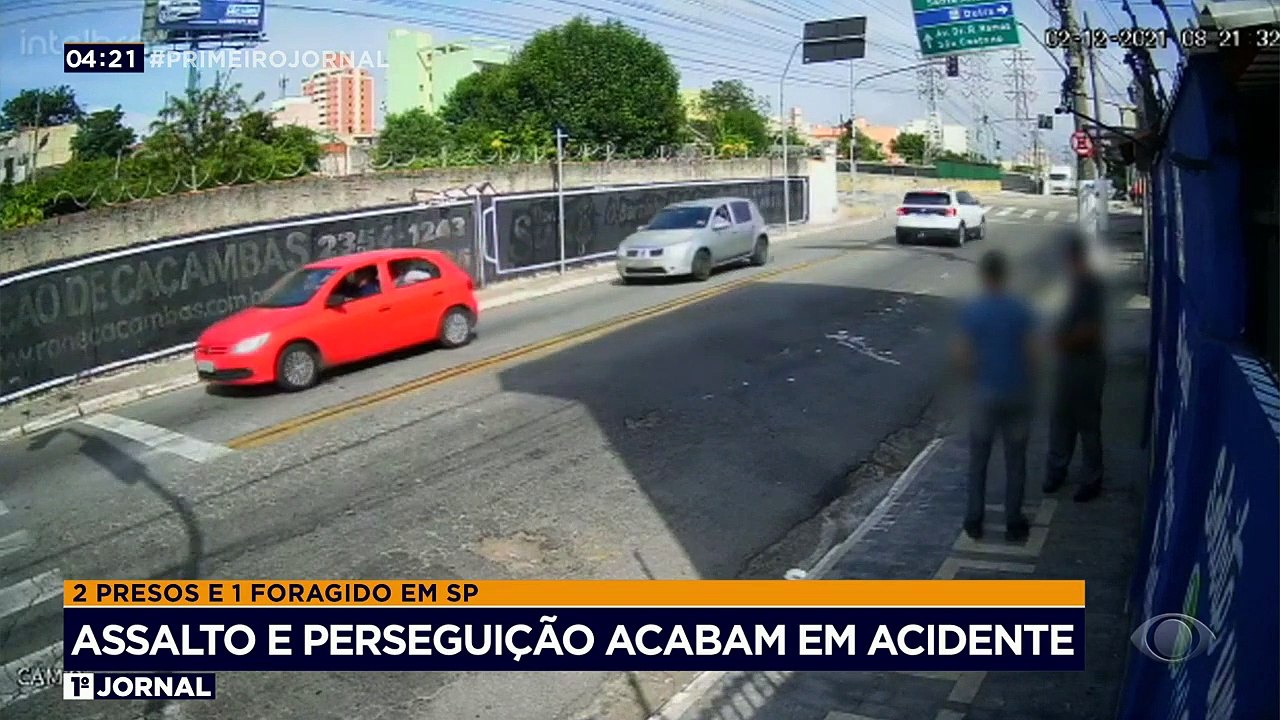 Bandidos que roubaram uma mulher foram perseguidos por pessoas que viram o crime, no ABC Paulista. Durante a fuga, os criminosos bateram em uma moto.