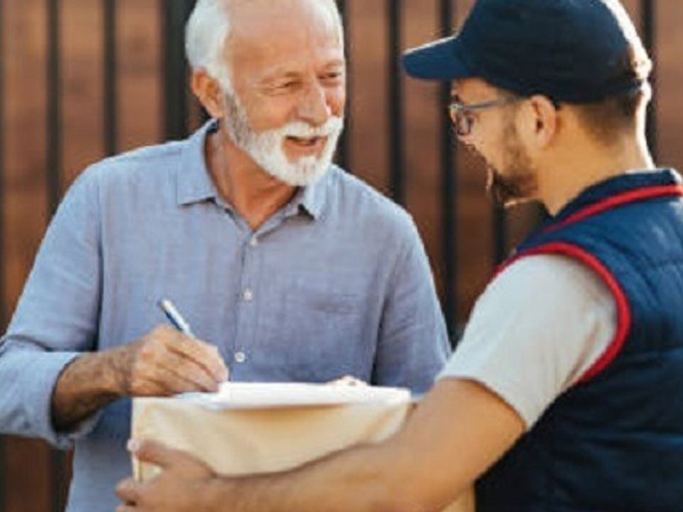 Polizei warnt vor Betrügern: Keine fremden Pakete annehmen!