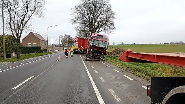 Jurbise: un camion se renverse dans un champ (Vidéo Eric Ghislain)