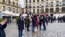 Un grupo de gaiteros interpreta el himno de Navarra desde la Plaza de los Fueros de Tudela