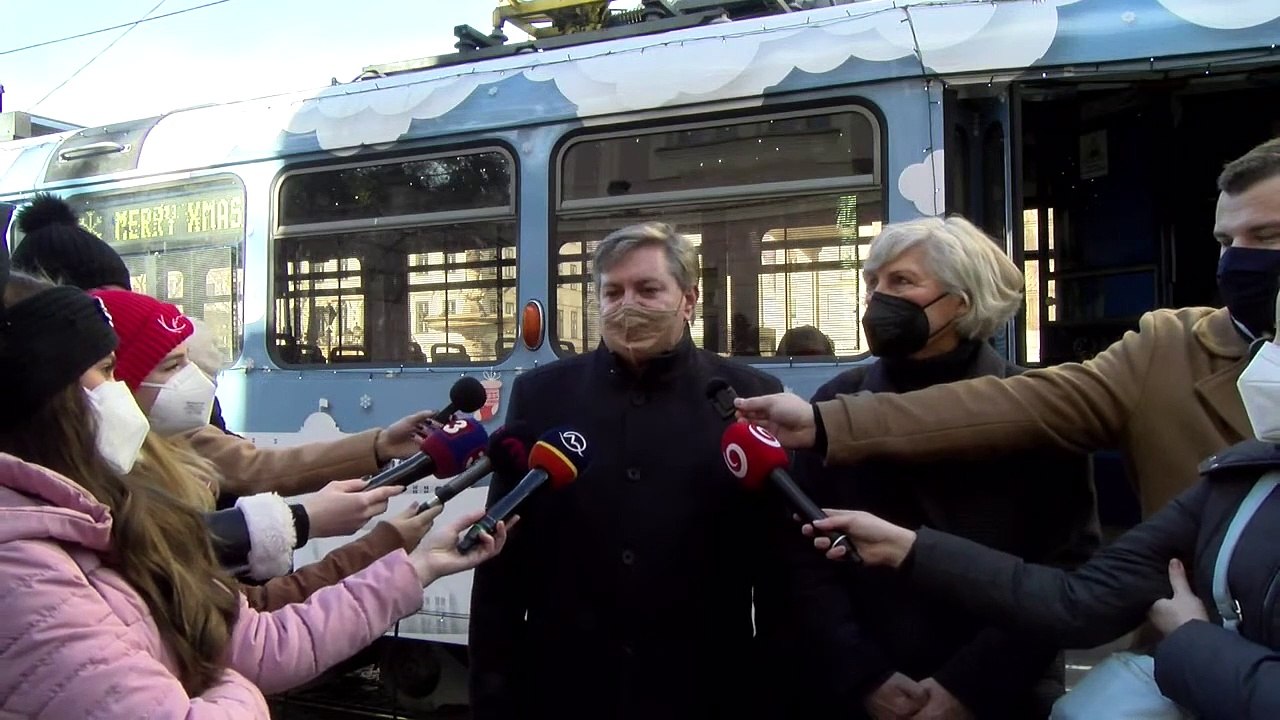 ZÁZNAM: V Bratislave začne od soboty jazdiť vianočná električka i sánkobus